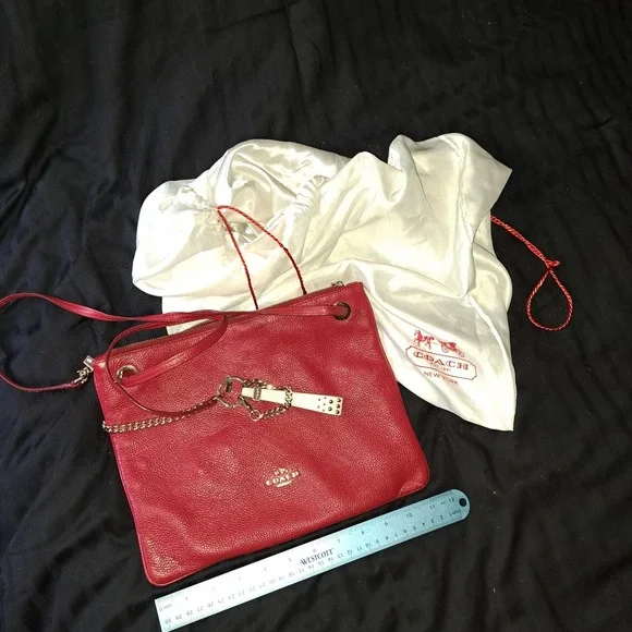 DELICIOUS Red Coach - unique and FABULOUS! Gold Chain strap - Picture 2 of 7